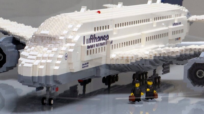 Aus 7126 Lego-Steinen besteht dieser Airbus A380 von Nils Hartwig. Den Bauplan hat der Zahntechniker selbst erstellt. Jetzt darf er den Flieger am Flughafen ausstellen. – Bild: HR