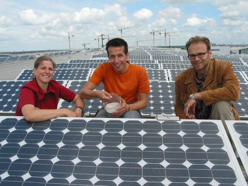 Willi Weitzel zwischen Photovoltaikanlagen auf einem Dach in München-Riem. Heute dreht sich alles um die Stromherstellung. – Bild: BR/​megaherz gmbh