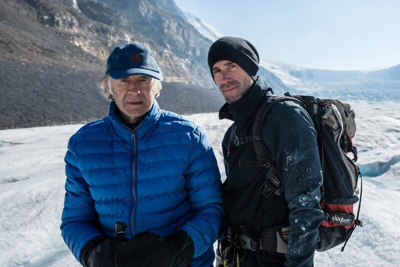 Joseph und Ranulph Fiennes stehen auf dem Athabasca-Gletscher. Sir Ranulph Fiennes, „der größte lebende Entdecker“, und sein Cousin, der Schauspieler Joseph Fiennes, lassen Rans Expedition von 1971 durch British Columbia in Kanada Revue passieren. – Bild: National Geographic/​ /​ Disney