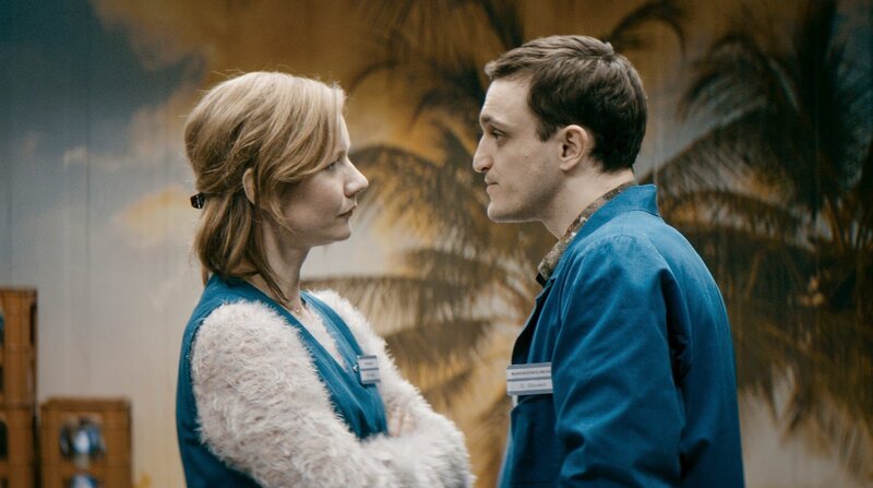 Christian (Franz Rogowski) und Marion (Sandra Hüller) im Aufenthaltsraum. – Bild: ZDF und MDR/Sommerhaus Filmproduktion. Christian (Franz Rogowski) und Marion (Sandra Hüller) im Aufenthaltsraum. – Bild: ZDF und MDR/Sommerhaus Filmproduktion.