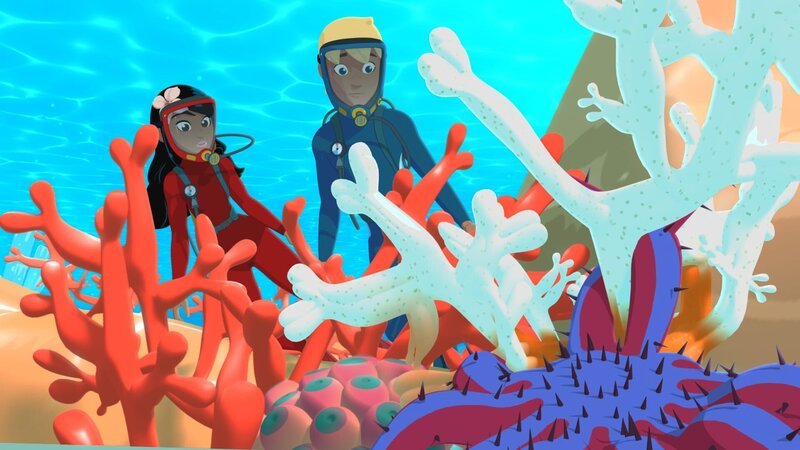 Timeti (l.) und Yann (r.) entdecken bei ihrem Tauchgang, dass sich am Meeresgrund einige Korallen weiß verfärbt haben. Timeti erinnert dies an eine Prophezeiung, von der ihr der Schamane Ramana einmal erzählt hat. – Bild: KiKA