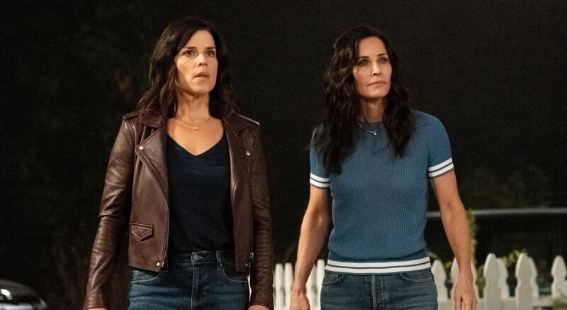 l-r: Sidney Prescott (Neve Campbell), Gale Weathers (Courteney Cox) – Bild: 2021 PARAMOUNT PICTURES. ALL RIGHTS RESERVED. /​ Brownie Harris Lizenzbild frei