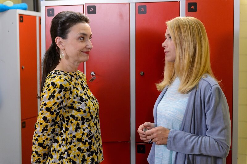 Simone (Tatjana Clasing, l.) deutet vor Diana (Tanja Szewczenko) an, für Maries Teilnahme an der EM sorgen zu können. +++ – Bild: RTL /​ Willi Weber