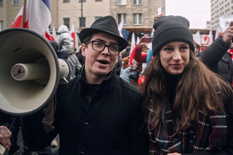 Polish Prayers – Das rechte Leben Antek mit Megaphone SRF/​First Hand Films – Bild: SF1