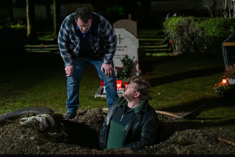 Unheimliches Treiben nachts auf einem Friedhof. Die Ermittler brauchen Jahre, um die Grabschänder zu fassen. – Bild: ZDF und Saskia Pavek.