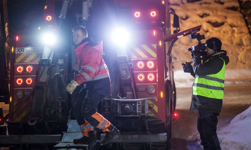 Overhalla, Norway – (Left to right) Ole Henrik (one of the main cast in the North) is getting the towing truck ready to rescue the truck that is stuck in the ditch. To the right you can see the DV Director Meidell Olsen. (photo credit: National Geographic) – Bild: Copyright © The National Geographic Channel.