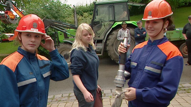 Nachwuchs für die Feuerwehr: Die Buben und Mädchen zeigen, was sie gelernt haben. – Bild: BR /​ BR