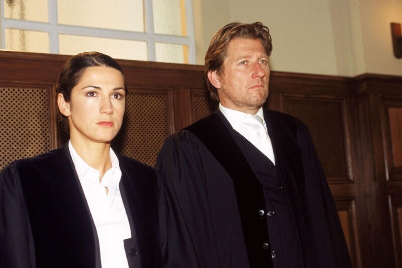 Obwohl sie dem Mörder die Tat nicht nachweisen können, erheben die Staatsanwälte Dr. Brunner (Michael Fitz) und Lisa Sturm (Mariella Ahrens) Anklage – und entscheiden sich dabei für eine ungewöhnliche Art der Prozessführung. – Bild: RTL /​ Rolf Baumgartner