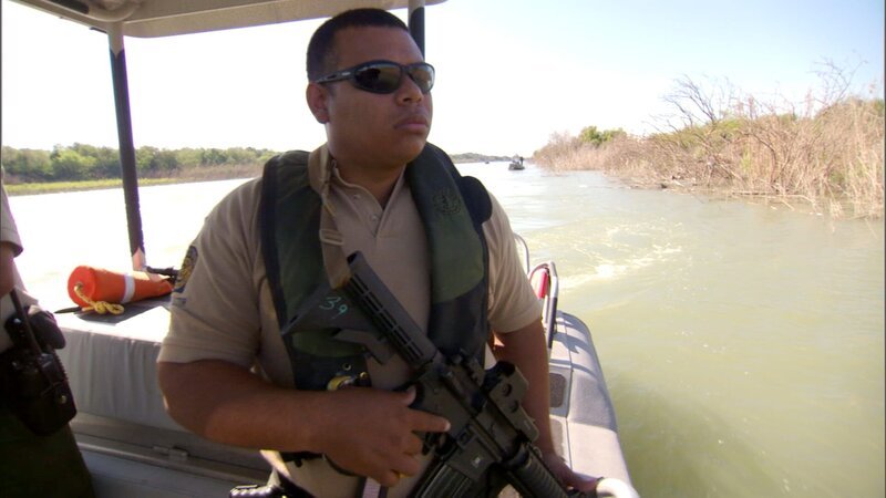 U.S. Border patrol monitoring the waterways for cartel violence. (Photo Credit: © NGT) – Bild: NGT /​ National Geographic Channels /​ NGT