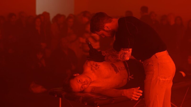 Eine Tattoo-Performance des Künstlers Monty Richthofen vor Galeriepublikum. – Bild: ZDF und Daniel Waldhecker.