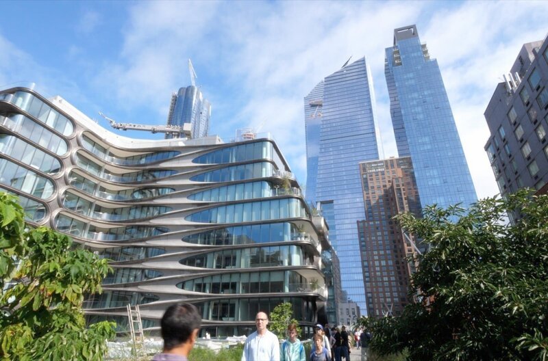 Blick auf das neue Midtown-West von der High Line aus: New York boomt. Immer mehr Menschen wollen hier leben, immer neue Hochhauser entstehen, die Stadt schraubt sich in die Höhe. – Bild: Justyna Feicht/​Prounen Film /​ Blick auf das neue Midtown-West von der High Line aus: New York boomt. Immer mehr Menschen wollen hier leben, immer neue Hochhäuser entstehen, die Stadt schraubt sich in die Höhe.