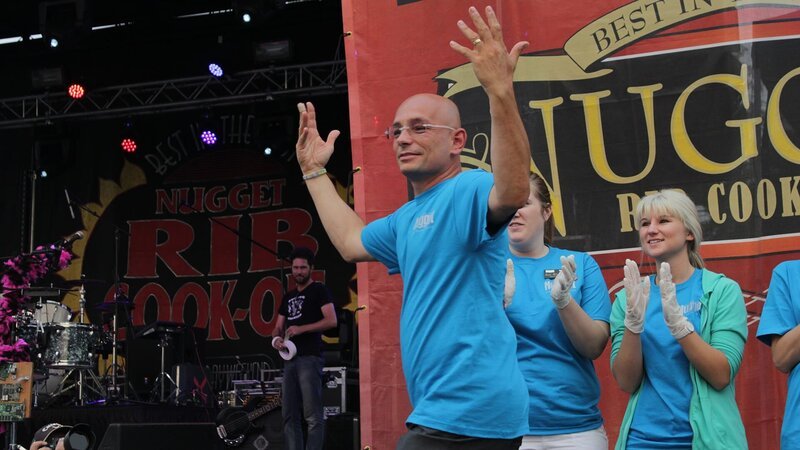 Anthony heads to the stage to participate in a professional rib eating competition, as seen on Travel Channel’s Hotel Impossible. – Bild: 2013,The Travel Channel, L.L.C. All Rights Reserved