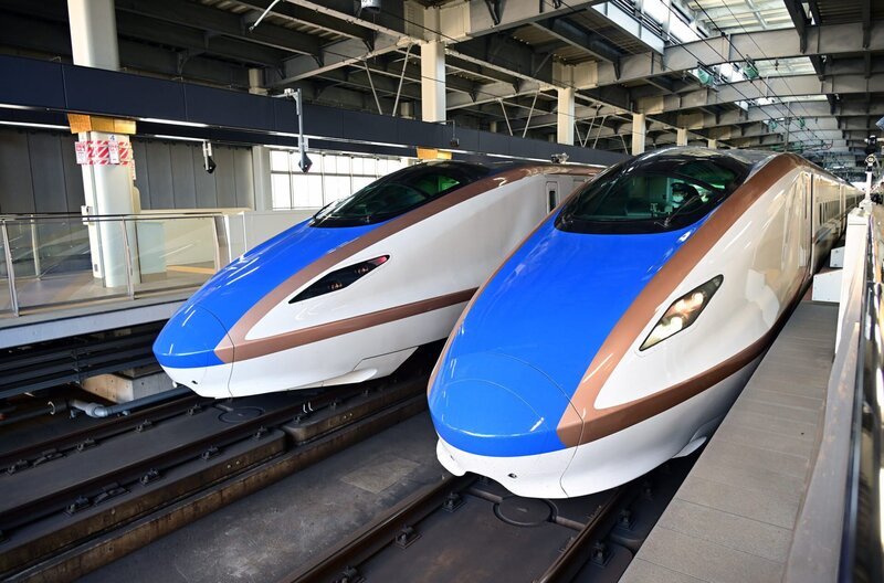 Shinkansen-Hochgeschwindigkeitszüge im Bahnhof Kanazawa – Bild: SWR/​Harald Kirchner /​ Shinkansen-Hochgeschwindigkeitszüge im Bahnhof Kanazawa