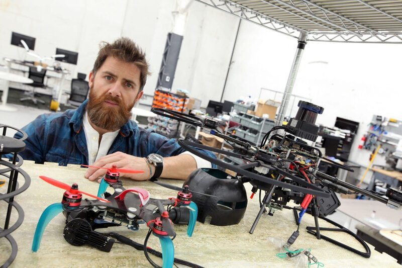 Presenter Aldo Kane besucht einen auf Drohnen spezialisierten Hersteller für Luft- und Raumfahrtkomponenten in Philadelphia/​USA. – Bild: BBC/​BR/​Windfall Films 2019/​Rob Macandrew/​Rob Macandrew