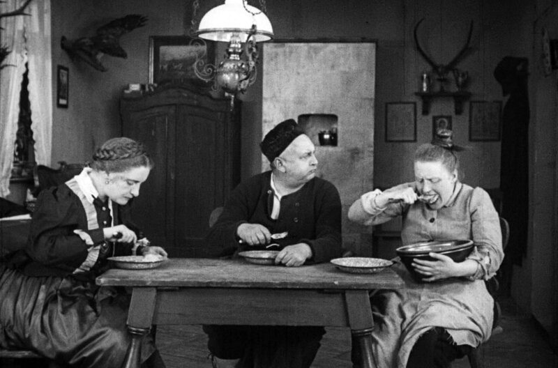 Kohlhiesels Töchter – Bild: FWMS/​DFF /​ Vater Kohlhiesel (Jakob Tiedtke) hat zwei ungleiche Töchter: Liesel und Gretel (Henny Porten in einer Doppelrolle).