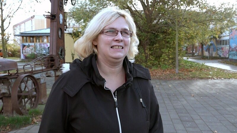 Für Nicole ist es eine Erleichterung: Nach sechs Jahren ist sie wieder fest im Job und arbeitet im Altenheim. – Bild: RTL Zwei