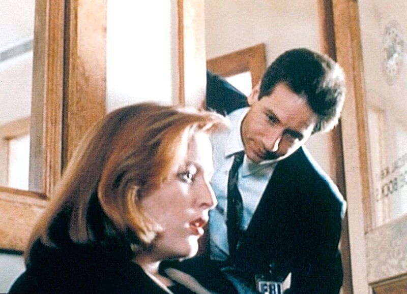 Mulder (David Duchovny, r.) versucht, Scully (Gillian Anderson, l.) zu beruhigen, die nach der Konfrontation mit ihrem ersten Fall von Leichenschändung zutiefst schockiert ist. – Bild: ProSieben MAXX