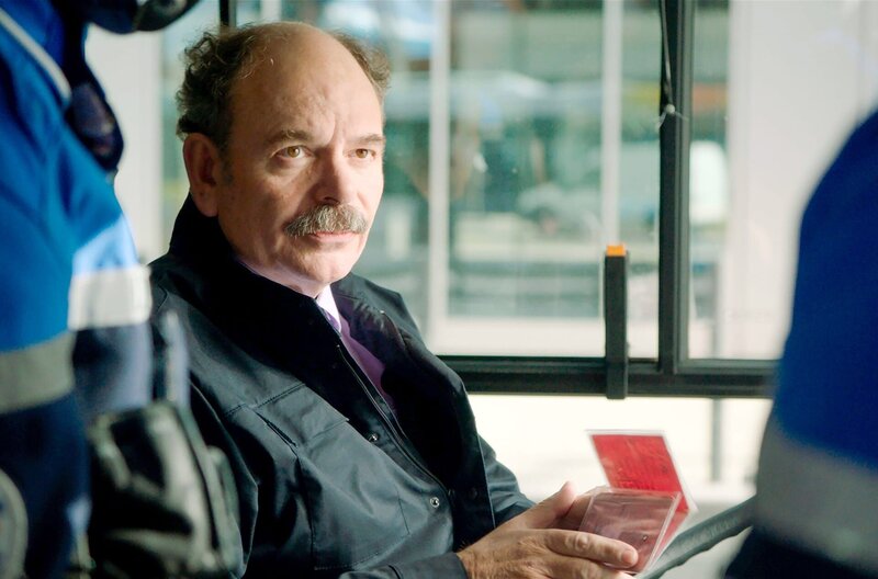 Gloria Mundi – Bild: Ex Nihilo/​Agat Films & Cie/​France 3 Cinéma/​Bibi Film Italie 2019 /​ Richard (Jean-Pierre Darroussin) arbeitet als Busfahrer in Marseille und kann es nicht riskieren, seinen Job zu verlieren.