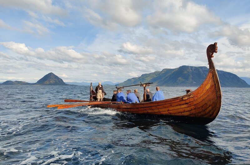 Das Wikingerschiff von Arne Tunheim mit der Crew vor der Insel Godøya – Bild: TAG/​TRAUM Filmproduktion /​ © TAG/​TRAUM Filmproduktion
