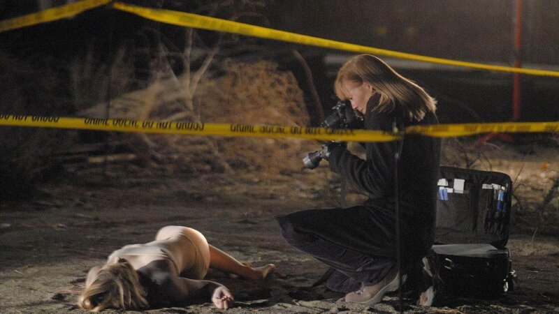 Catherine Willows (Marg Helgenberger) fotografiert am Tatort die Leiche eines nackten, unbekannten Mädchens. – Bild: RTL /​ CBS