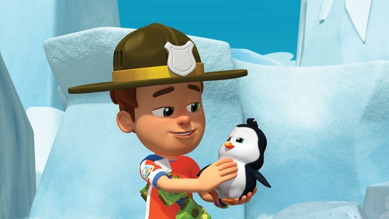 Ranger Rob möchte den kleinen Pingu zurück ins Schneeland bringen, wo seine Mutter bereits auf ihn wartet. – Bild: SUPER RTL