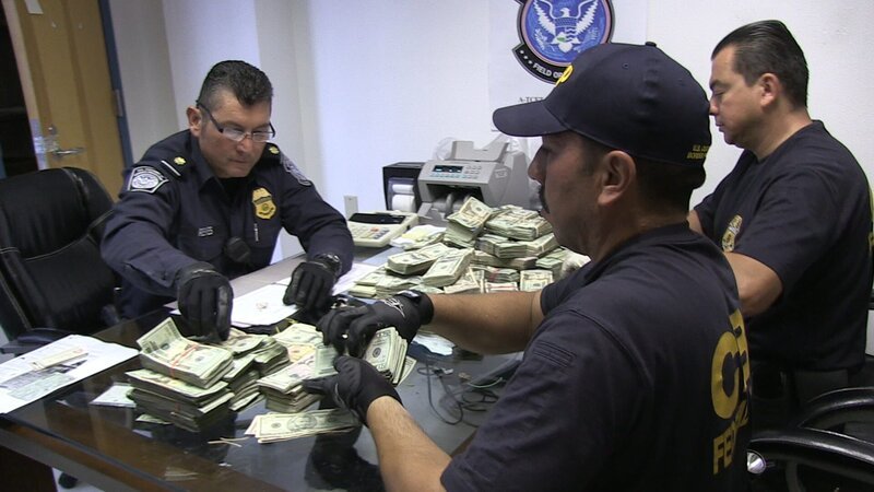 Nogales, Arizona: CBP Officers counting confiscated cash. (Photo Credit: NGT) – Bild: NGT /​ National Geographic Channels /​ NGT