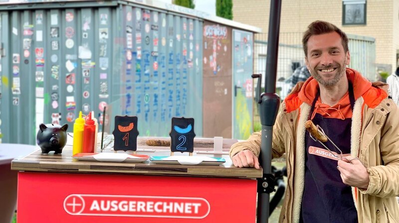 Zwischen sieben und 25 Euro pro Kilo kostet sie – die Bratwurst. Aber schmecken wir den Unterschied? Reporter Daniel Aßmann lädt zur Verkostung ein. – Bild: WDR/​Bavaria Entertainment/​Theresa Brandt