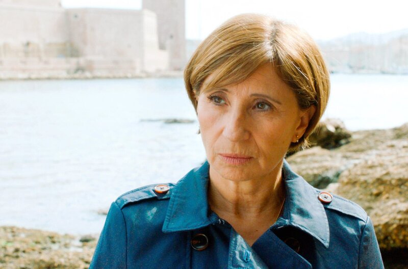 Gloria Mundi – Bild: Ex Nihilo/​Agat Films & Cie/​France 3 Cinéma/​Bibi Film Italie 2019 /​ Sylvie (Ariane Ascaride) sieht Daniel nach seiner Zeit im Gefängnis wieder und bereut es, ihn nicht besucht zu haben.