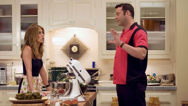 Busreiseführer Gary (Vincent Vaughn) und Kunsthändlerin Brooke (Jennifer Aniston) streiten sich in der Küche. – Bild: RTL/Universal Busreiseführer Gary (Vincent Vaughn) und Kunsthändlerin Brooke (Jennifer Aniston) streiten sich in der Küche. – Bild: RTL/Universal