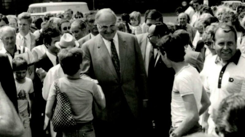 Bundeskanzler Helmut Kohl (Mitte) während seines geheimen DDR Besuches in Dresden, 29.05.1988. – Bild: WDR/​Bundesarchiv Stasiunterlagen