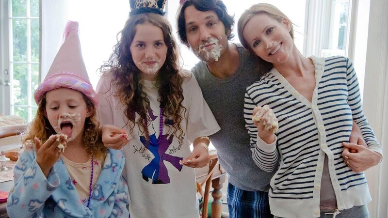 Pete (Paul Rudd) und Debbie (Leslie Mann, r.) stehen kurz vor ihrem 40. Geburtstag und müssen sich mit ihren ständig streitenden Kindern Charlotte (Iris Apatow, l.) und Sadie (Maude Apatow), ihrer Ehe, ihren Jobs und demÄlterwerden herumschlagen. – Bild: RTL Pete (Paul Rudd) und Debbie (Leslie Mann, r.) stehen kurz vor ihrem 40. Geburtstag und müssen sich mit ihren ständig streitenden Kindern Charlotte (Iris Apatow, l.) und Sadie (Maude Apatow), ihrer Ehe, ihren Jobs und demÄlterwerden herumschlagen. – Bild: RTL