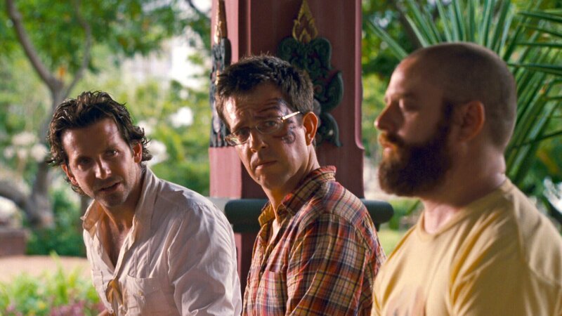 L-R: Phil (Bradley Cooper), Stu (Ed Helms), Alan (Zach Galifianakis) – Bild: 2011 Warner Bros