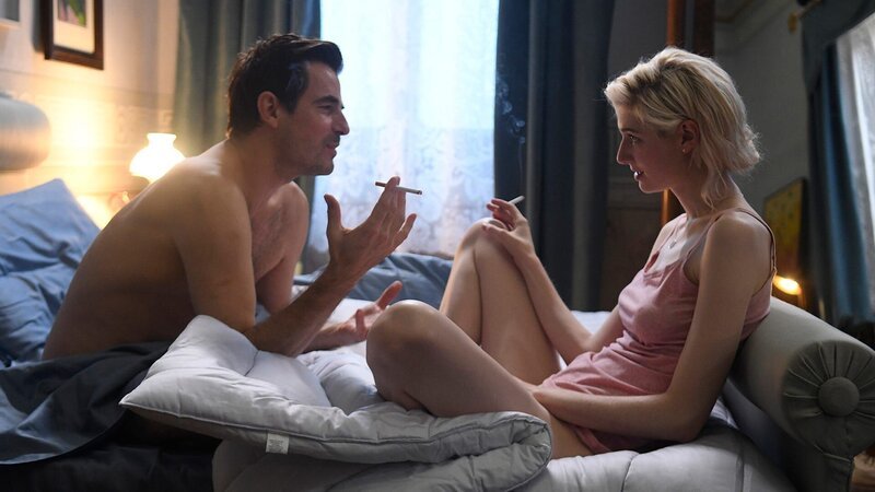 James Figueras (Claes Bang) & Berenice Hollis (Elizabeth Debicki) – Bild: AXN White James Figueras (Claes Bang) & Berenice Hollis (Elizabeth Debicki) – Bild: AXN White