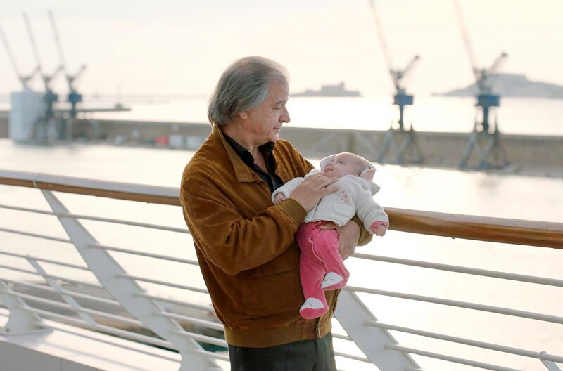 Gloria Mundi – Bild: Ex Nihilo/​Agat Films & Cie/​France 3 Cinéma/​Bibi Film Italie 2019 /​ Daniel (Gérard Meylan) ist aus dem Gefängnis zurück und passt auf seine Enkelin Gloria auf.