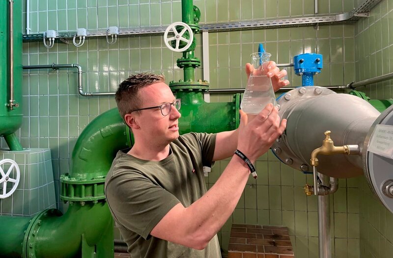Wassermeister Julian Dytrt bei der täglichen Prüfung des Trinkwassers. – Bild: BR/​Martin Weinhart
