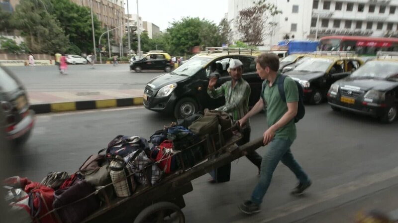 ORF-Weltjournal-Reporter Patrick A. Hafner ist unterwegs im Stadtverkehr von Mumbai. Jeden Tag müssen rund 50.000 Mittagessen von den Dabbawalas in die Büros gebracht werden. – Bild: ORF