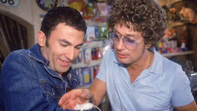 Atze (Atze Schröder, re.) setzt mit Murat (Fatih Cevikkollu) eine Maus aus und verlangt von Pläte, sich um die Ungezieferplage zu kümmern. – Bild: RTL /​ Guido Engels