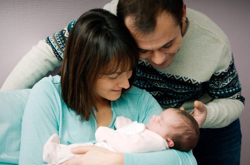 Gloria Mundi – Bild: Ex Nihilo/​Agat Films & Cie/​France 3 Cinéma/​Bibi Film Italie 2019 /​ Im Familienglück: Die frischgebackenen Eltern Mathilda (Anaïs Demoustier) und Nicolas (Robinson Stévenin) begrüßen ihr Baby Gloria. Doch schon bald holen sie ihre  …