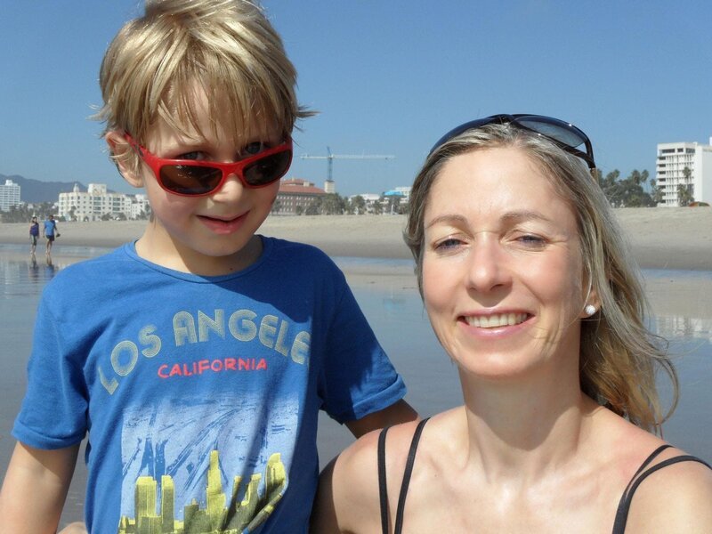 Die Alleinerziehende Lara Sanders lebt mit ihrem sechsjährigen Sohn Luca in Los Angeles. Ihr Ziel: in Hollywood Karriere machen - als Drehbuchautorin. – Bild: RTL Living