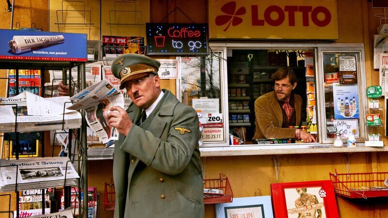 Ein Kioskbesitzer (Lars Rudolph, re.) gewährt dem obdachlosen Hitler (Oliver Masucci) zeitweise Unterschlupf.. – Bild: RTL Zwei