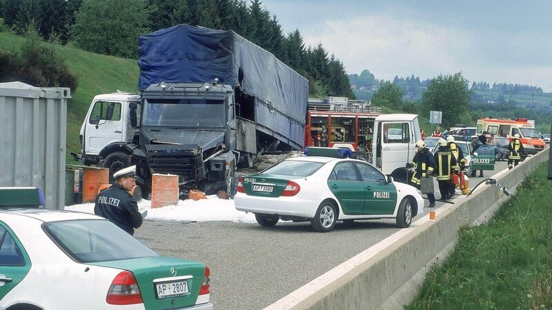 Ein vermeintlich alltäglicher Verkehrsunfall. Die Autobahnpolizei, die Feuerwehr und die Rettungsdienste haben die Situation bereits unter Kontrolle – doch in der Ladung eines Lkws werden größere Mengen Drogen gefunden … – Bild: MG RTL /​ Kai Schulz