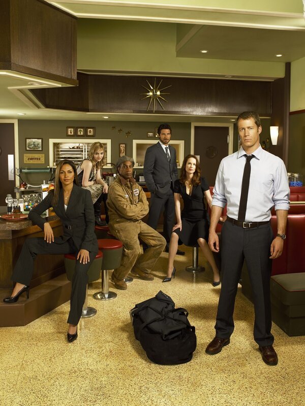(1. Staffel) – Eureka: Jack Carter (Colin Ferguson, r.), Allison Blake (Salli Richardson, l.), Beverly Barlowe (Debrah Farentino, 2.v.r.), Henry Deacon (Joe Morton, 3.v.l.), Zoe Carter (Jordan Hinson, 2.v.l.) und Nathan Stark (Ed Quinn, 3.v.r.) … – Bild: Universal Television Lizenzbild frei