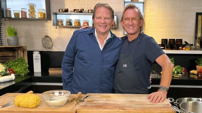 Die beiden Spitzenköche Björn Freitag (l.) und Frank Buchholz (r.) kochen heute raffinierte Nudelgerichte. – Bild: WDR/​solisTV/​Joshua Stolz