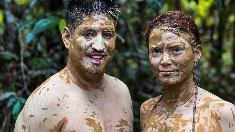 Meine fremde Heimat Alonso und Assunta Pinardi bei einem Reinigungsritual mit Schamane Bartholomé Moran im Amazonas-Regenwald. 2022 – Bild: SRF