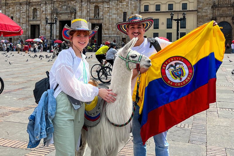 Meine fremde Heimat Assunta und Alonso Pinardi auf dem Plaza de Bolivar in Bogota. 2022 SRF – Bild: SRF2