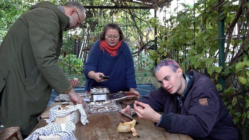 Margret, Matthias und Cedric haben derweil mit ihren gesammelten Pilzen viel vor. – Bild: RTL Zwei