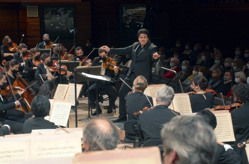 An der Spitze des Orchestre National de France steht Cristian Macelaru, der Saint-Saëns zu dessen 100. Todestag ein gelungenes Comeback schenkt. – Bild: Camera Lucida