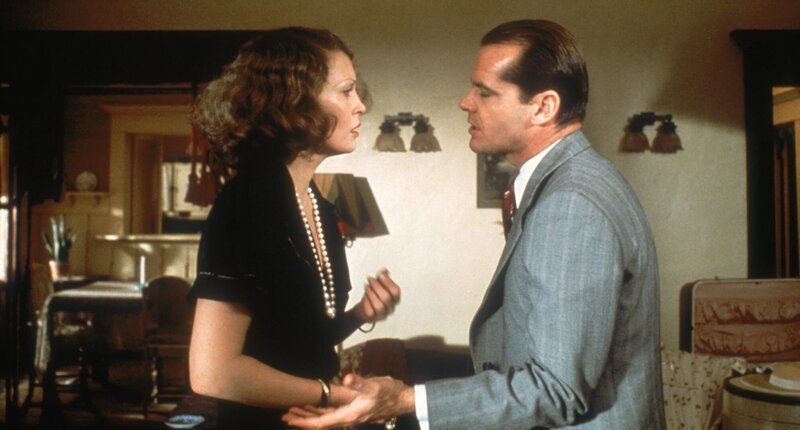 Evelyn Cross Mulwray (Faye Dunaway, r.) engagiert den Privatdetektiv J.J. Gittes (Jack Nicholson, l.), ihren Mann zu überwachen … – Bild: Paramount Pictures Lizenzbild frei