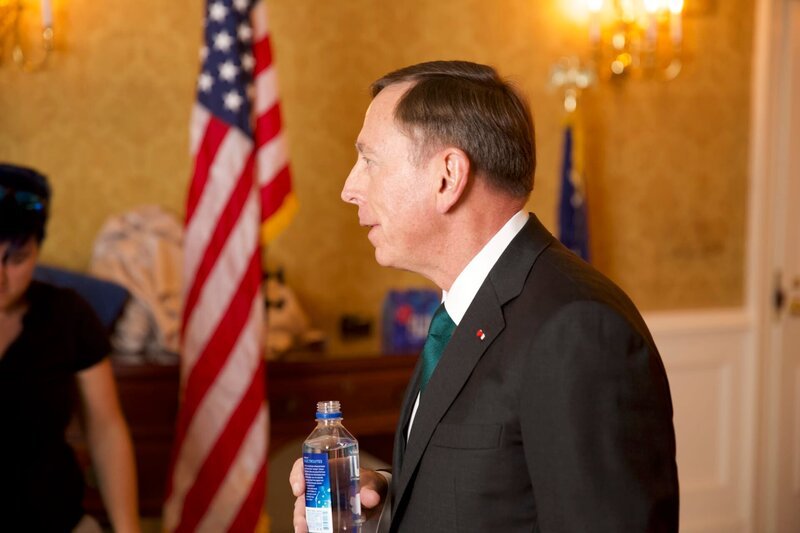Washington, D.C. General David Petraeus (a.D.) nimmt vor seinem Interview die Kulisse auf. – Bild: National Geographic /​ Alexander Dandino