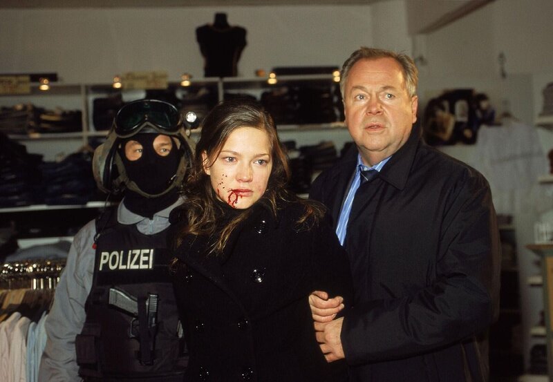 Yvonne Blanbach (Hannah Herzsprung) wird als Tatverdächtige von Kommissar Kehler (Wolfgang Bathke) festgenommen, doch sie behauptet, unschuldig zu sein … – Bild: RTL /​ Rolf Baumgartner